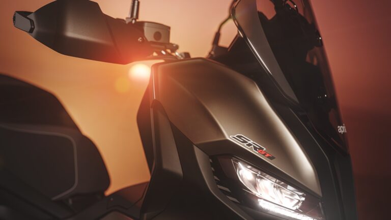 Aprilia_SR-GT-400_Boulder-Grey_closeup_ambient